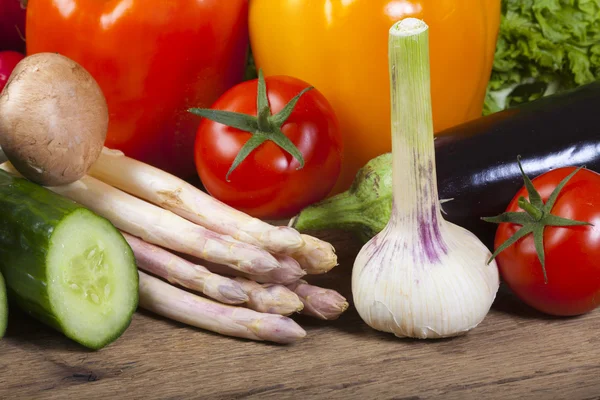 Färska grönsaker på ett rustikt träbord — Stockfoto