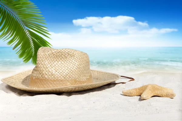 Słomkowy kapelusz i rozgwiazdy na plaży — Zdjęcie stockowe