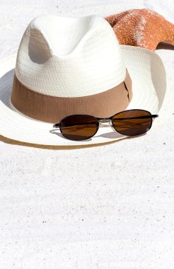 Hasır şapka ve sahilde deniz kıyısı