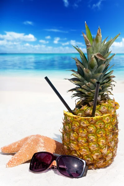 Ananascocktails am Strand genießen — Stockfoto