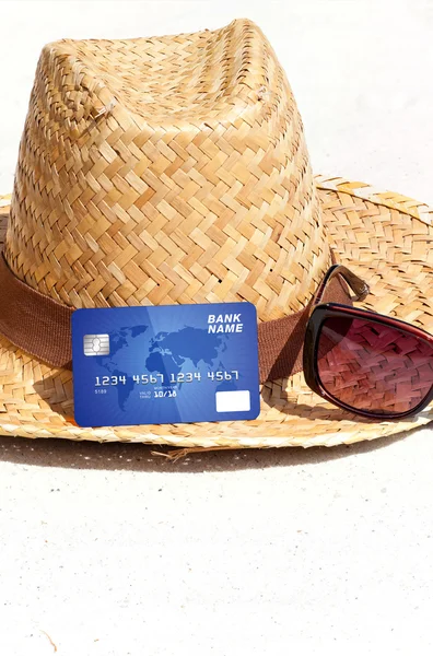 Tarjeta de crédito en la playa — Foto de Stock