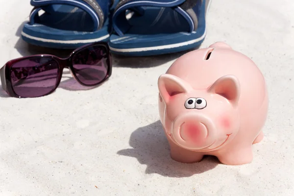 Salvando com o Piggy Bank — Fotografia de Stock