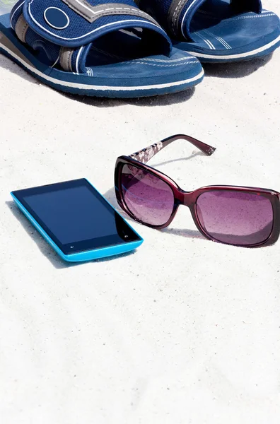 Мобильный телефон на пляже — стоковое фото