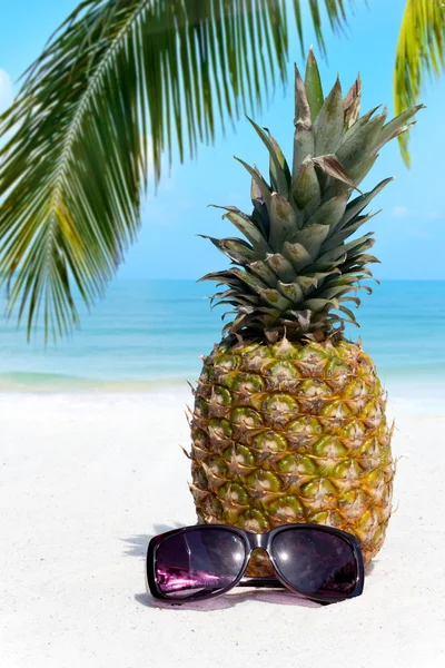 ビーチでフルーティーなパイナップル — ストック写真