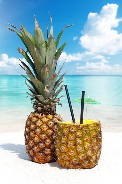 沙滩上的菠萝鸡尾酒 — 图库照片