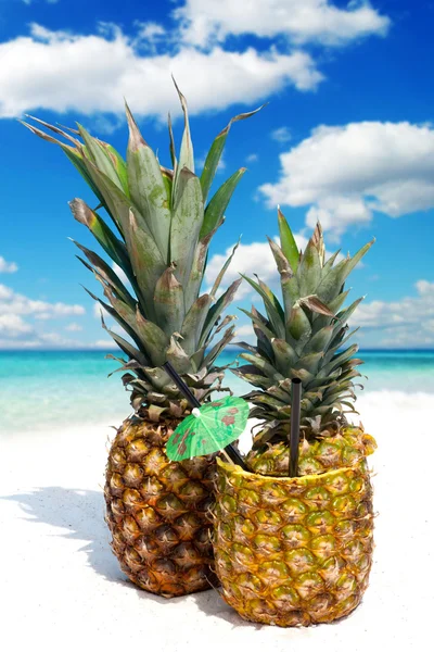 Fruchtiger Ananas-Cocktail am Sandstrand — Stockfoto