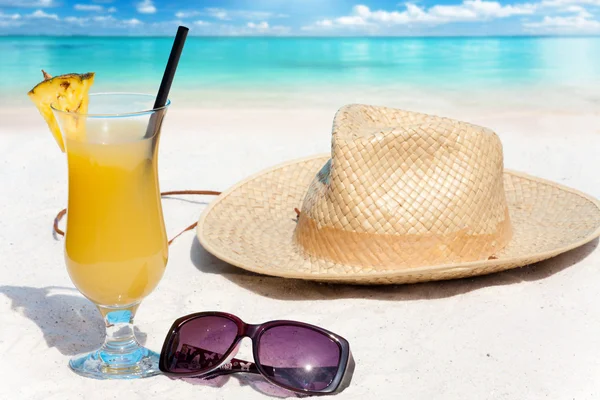 Pineapple cocktail and straw hat — Stock Photo, Image