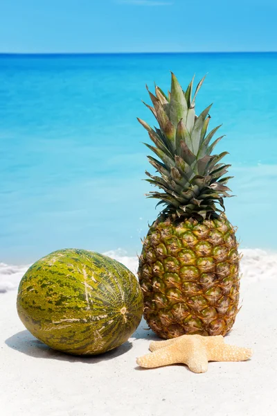 Ananas und Melone am Strand — Stockfoto