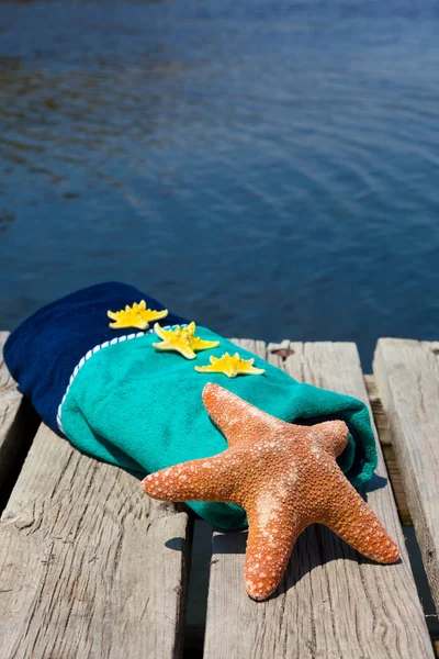 Starfishes deitado em uma toalha de praia — Fotografia de Stock