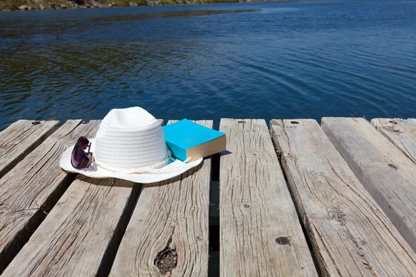 Leer un libro en el lago —  Fotos de Stock