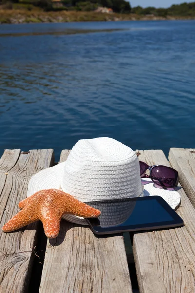 With the Tablet PC on vacation — Stock Photo, Image