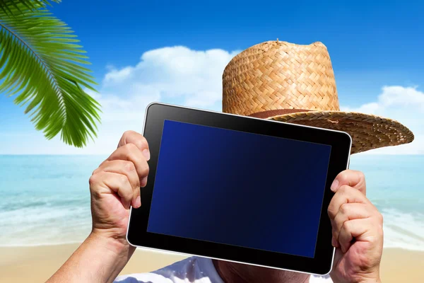Menschliche Hände halten ein digitales Tablet mit Bildschirm-Clipping-Pfad — Stockfoto