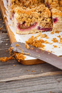 erikli kek kek taze meyve ile