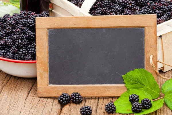 Blackberries and a slate blackboard — Stock Photo, Image