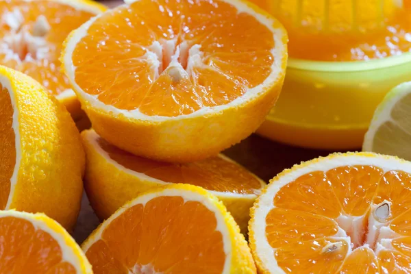 Saftige halbierte Orangen als Nahaufnahme — Stockfoto