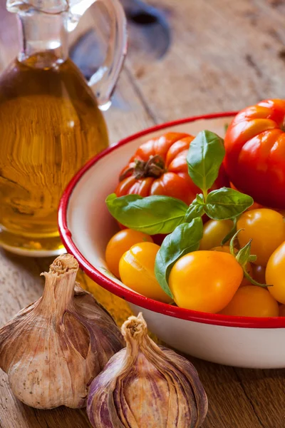 Tomaten, knoflook en olijfolie — Stockfoto