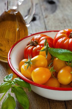 domates, fesleğen ve zeytinyağı bir kase