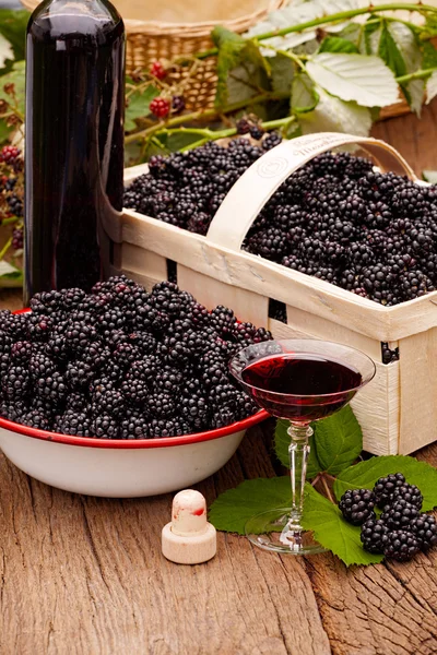 Ripe blackberries in bowl and fruit box — Stock Photo, Image