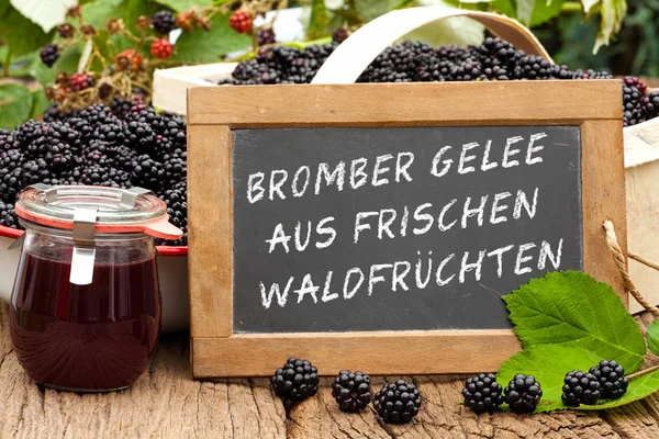 Pizarra con las palabras: Brombeer Gelee aus frischen Wal — Foto de Stock