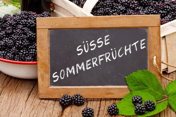 Pizarra con las palabras: Suesse Sommerfruechte — Foto de Stock