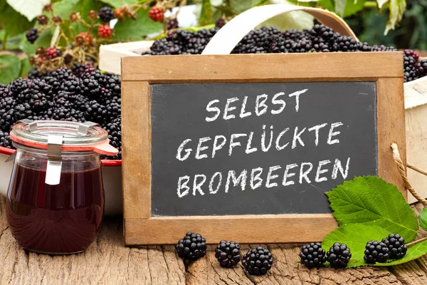 Pizarra de pizarra con las palabras: Selbst gepflueckte Brombeeren — Foto de Stock