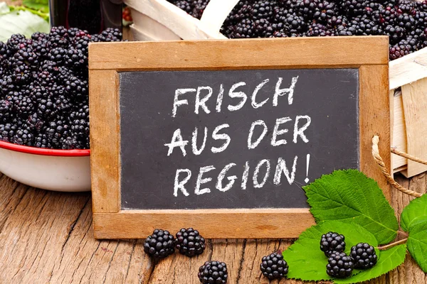 Pizarra de pizarra con las palabras alemanas: Frisch aus der Region —  Fotos de Stock
