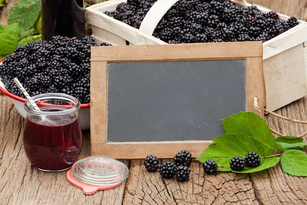 Moras maduras y un frasco de mermelada de mora —  Fotos de Stock