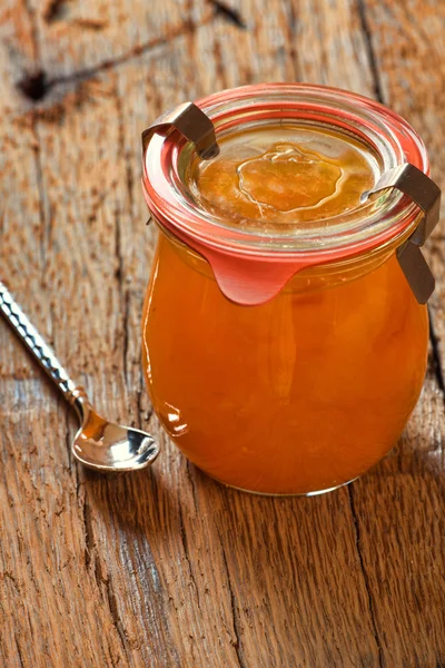 Engarrafamento de melão em um jarro de preservação com uma colher — Fotografia de Stock