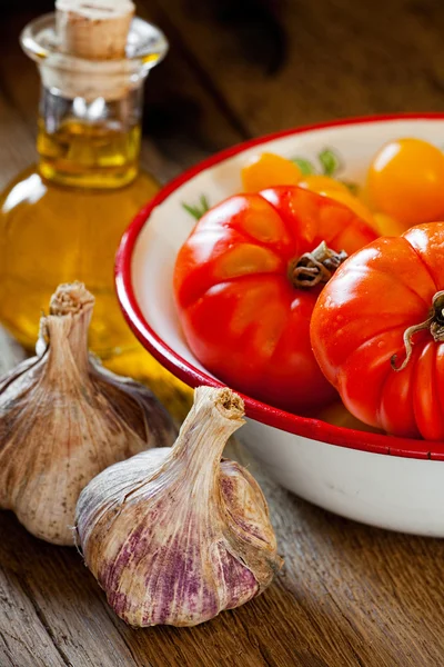 Tomates dans un bol, ail et huile d'olive — Photo