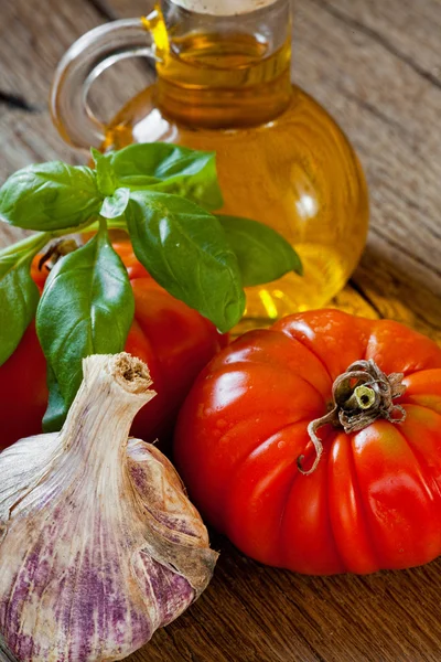 Tomaten, Basilikum, Knoblauch und Olivenöl — Stockfoto