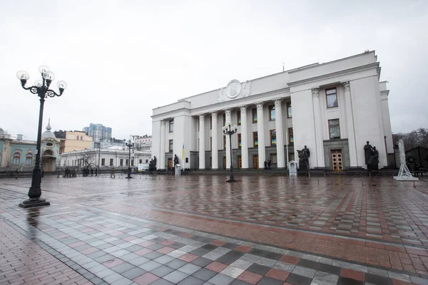 Спустошена Конституційна Площа Будівля Українського Парламенту Верховна Рада Перший День — стокове фото