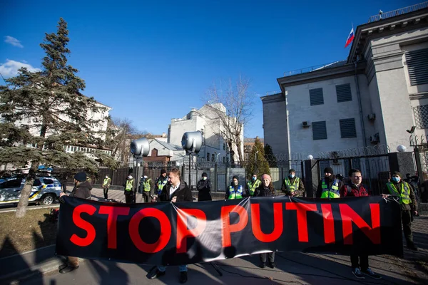 Люди Відвідують Мітинг Проти Військового Вторгнення Росії Україну Поблизу Російського — стокове фото