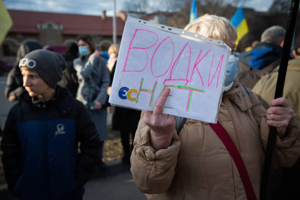 Люди Відвідують Мітинг Проти Військового Вторгнення Росії Україну Поблизу Російського — стокове фото