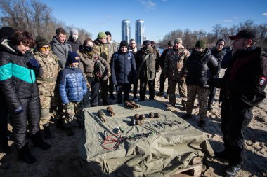Bölgesel savunma savaşçıları, Ukrayna 'nın başkenti Kyiv' de Rus işgali tehdidi altında siviller için tatbikatlar düzenliyor. 13 Şubat 2022.