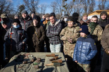 Bölgesel savunma savaşçıları, Ukrayna 'nın başkenti Kyiv' de Rus işgali tehdidi altında siviller için tatbikatlar düzenliyor. 13 Şubat 2022.