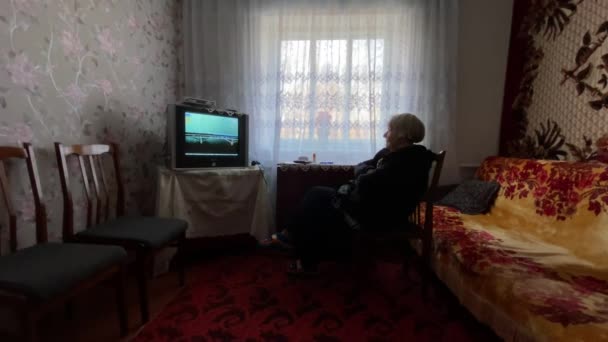 Стара Жінка Дивиться Новини Телевізору Тлі Російського Вторгнення Україну Сільському — стокове відео