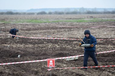 Ukraynalı istihkamcı, Ukrayna 'nın Ukrayna' nın Kyiv bölgesinde Rus ve Ukrayna orduları arasındaki yakın tarihli çatışmaların yaşandığı yerdeki mayınları temizledi. 21 Nisan 2022.