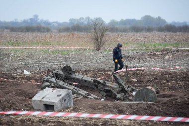 Ukraynalı kurtarma ekipleri, Ukrayna 'nın Kyiv bölgesinde Rus ve Ukrayna orduları arasındaki yakın tarihli çatışmaların yaşandığı yerdeki mayınları temizledi. 21 Nisan 2022.