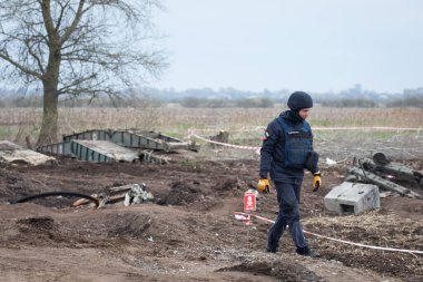 Ukraynalı kurtarma ekipleri, Ukrayna 'nın Kyiv bölgesinde Rus ve Ukrayna orduları arasındaki yakın tarihli çatışmaların yaşandığı yerdeki mayınları temizledi. 21 Nisan 2022.