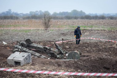 Ukraynalı kurtarma ekipleri, Ukrayna 'nın Kyiv bölgesinde Rus ve Ukrayna orduları arasındaki yakın tarihli çatışmaların yaşandığı yerdeki mayınları temizledi. 21 Nisan 2022.