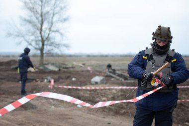 Ukraynalı kurtarma ekipleri, Ukrayna 'nın Kyiv bölgesinde Rus ve Ukrayna orduları arasındaki yakın tarihli çatışmaların yaşandığı yerdeki mayınları temizledi. 21 Nisan 2022.