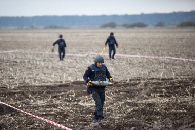 Ukraynalı istihkamcı, Ukrayna 'nın Ukrayna' nın Kyiv bölgesinde Rus ve Ukrayna orduları arasındaki yakın tarihli çatışmaların yaşandığı yerdeki mayınları temizledi. 21 Nisan 2022.