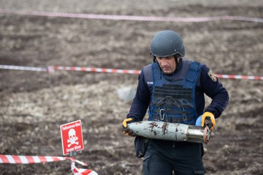 Ukraynalı istihkamcı, Ukrayna 'nın Ukrayna' nın Kyiv bölgesinde Rus ve Ukrayna orduları arasındaki yakın tarihli çatışmaların yaşandığı yerdeki mayınları temizledi. 21 Nisan 2022.