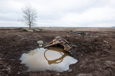 Rus ve Ukrayna orduları arasındaki çatışmaların geçenlerde Ukrayna 'nın Kyiv bölgesinde gerçekleştiği bir alanda imha edilmiş bir Rus tankı. 21 Nisan 2022.