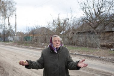 Yaşlı bir kadın, Ukrayna ordusunun Ukrayna 'nın Ukrayna' nın Kyiv bölgesindeki Rus işgalcilerinden köyünü kurtarmasının ardından yıkılmış evinin yanında ağlıyor. 21 Nisan 2022.