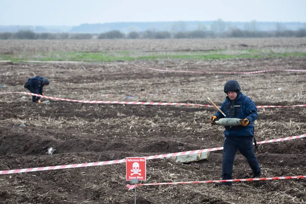 Ukraynalı istihkamcı, Ukrayna 'nın Ukrayna' nın Kyiv bölgesinde Rus ve Ukrayna orduları arasındaki yakın tarihli çatışmaların yaşandığı yerdeki mayınları temizledi. 21 Nisan 2022.