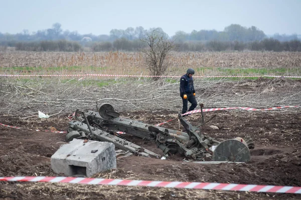 Ukraynalı kurtarma ekipleri, Ukrayna 'nın Kyiv bölgesinde Rus ve Ukrayna orduları arasındaki yakın tarihli çatışmaların yaşandığı yerdeki mayınları temizledi. 21 Nisan 2022.