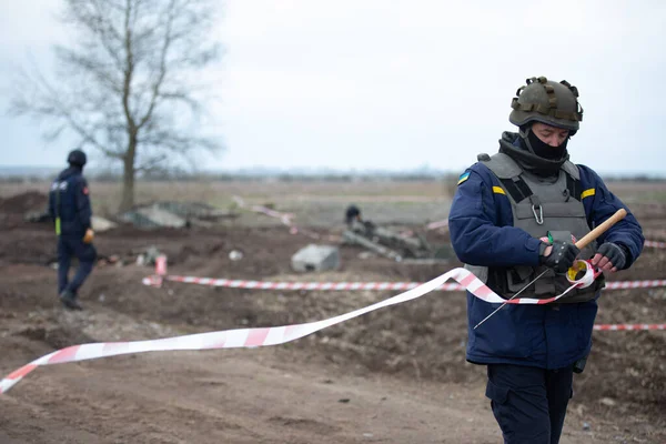 Ukraynalı kurtarma ekipleri, Ukrayna 'nın Kyiv bölgesinde Rus ve Ukrayna orduları arasındaki yakın tarihli çatışmaların yaşandığı yerdeki mayınları temizledi. 21 Nisan 2022.