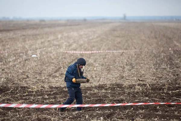 Ukraynalı istihkamcı, Ukrayna 'nın Ukrayna' nın Kyiv bölgesinde Rus ve Ukrayna orduları arasındaki yakın tarihli çatışmaların yaşandığı yerdeki mayınları temizledi. 21 Nisan 2022.