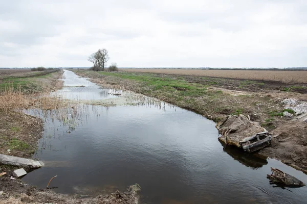Rus ve Ukrayna ordularının geçenlerde Ukrayna 'nın Kyiv bölgesinde savaştığı nehirde yanmış bir sivil araba. 21 Nisan 2022.